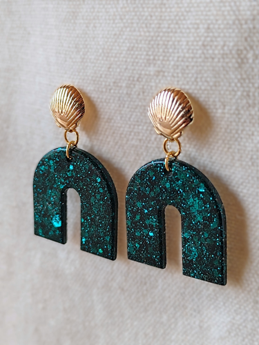 Resin Earrings Hevosen-Kenkä Gold Shell Dark Green Sequin Mix